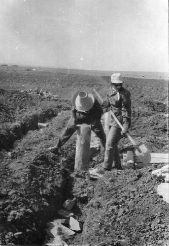 Светлана Семенова, с лопатой - Лея Атлас. Трамбуем фундамент для больницы.