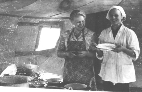 Приходилось и поварами работать. Наташа Елкина и Светлана Семенова.
