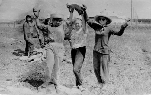 Девушки с камнями: Надя Брезгунова, Наташа Елкина и Светлана Семенова