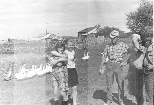 С местными девчатами 