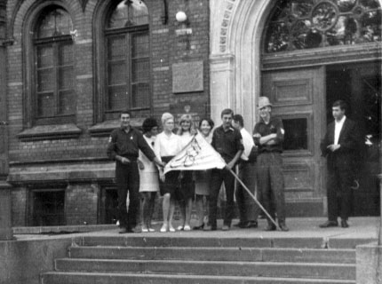 Со знаменем Чечако по возвращении домой