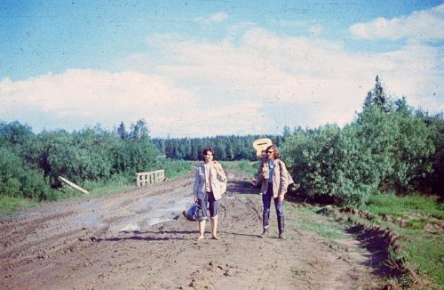 Анита и Володя Варченя с гитарой